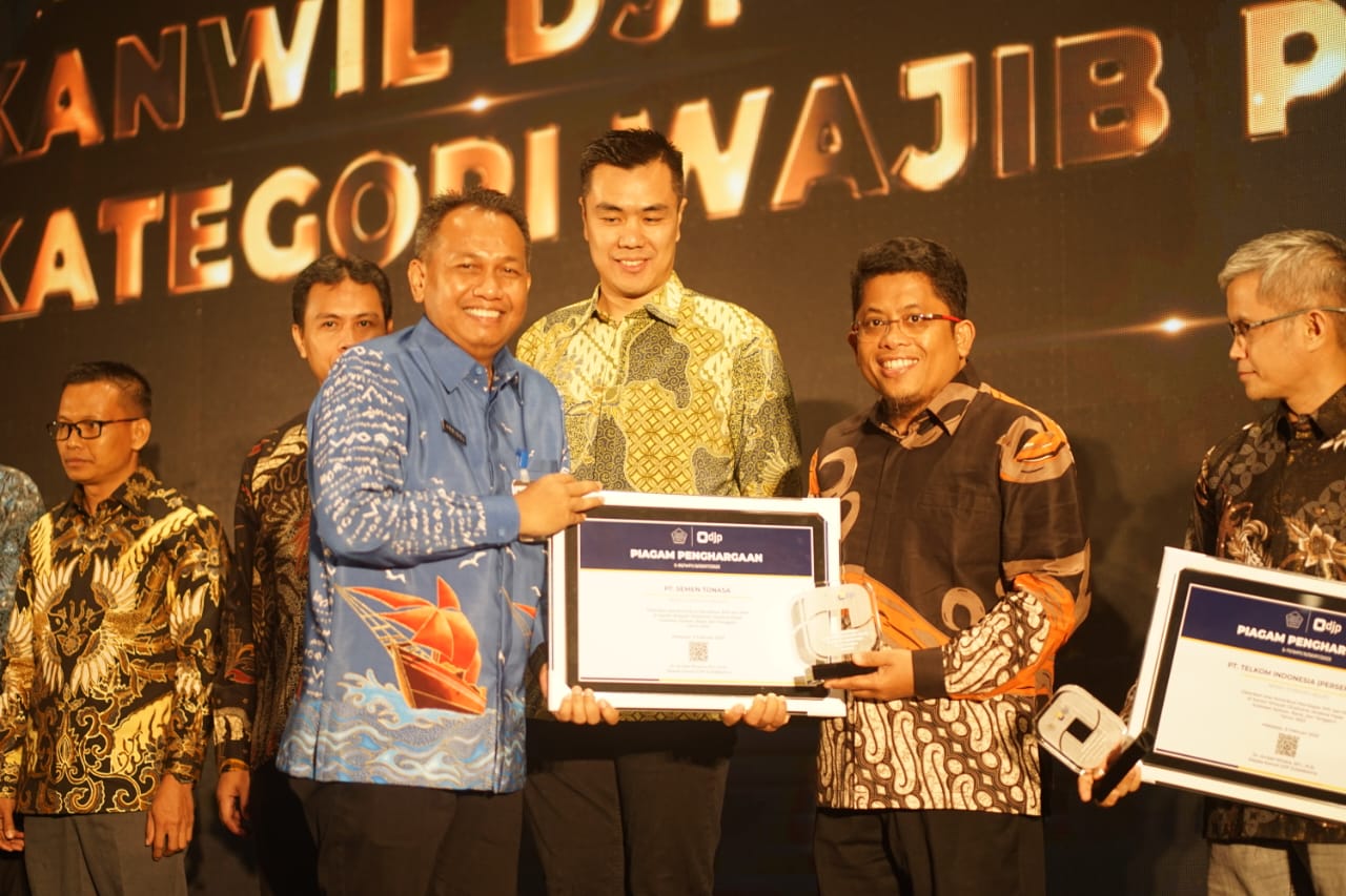 <strong>Semen Tonasa Sabet Penghargaan Kontribusi Pajak Tertinggi</strong>