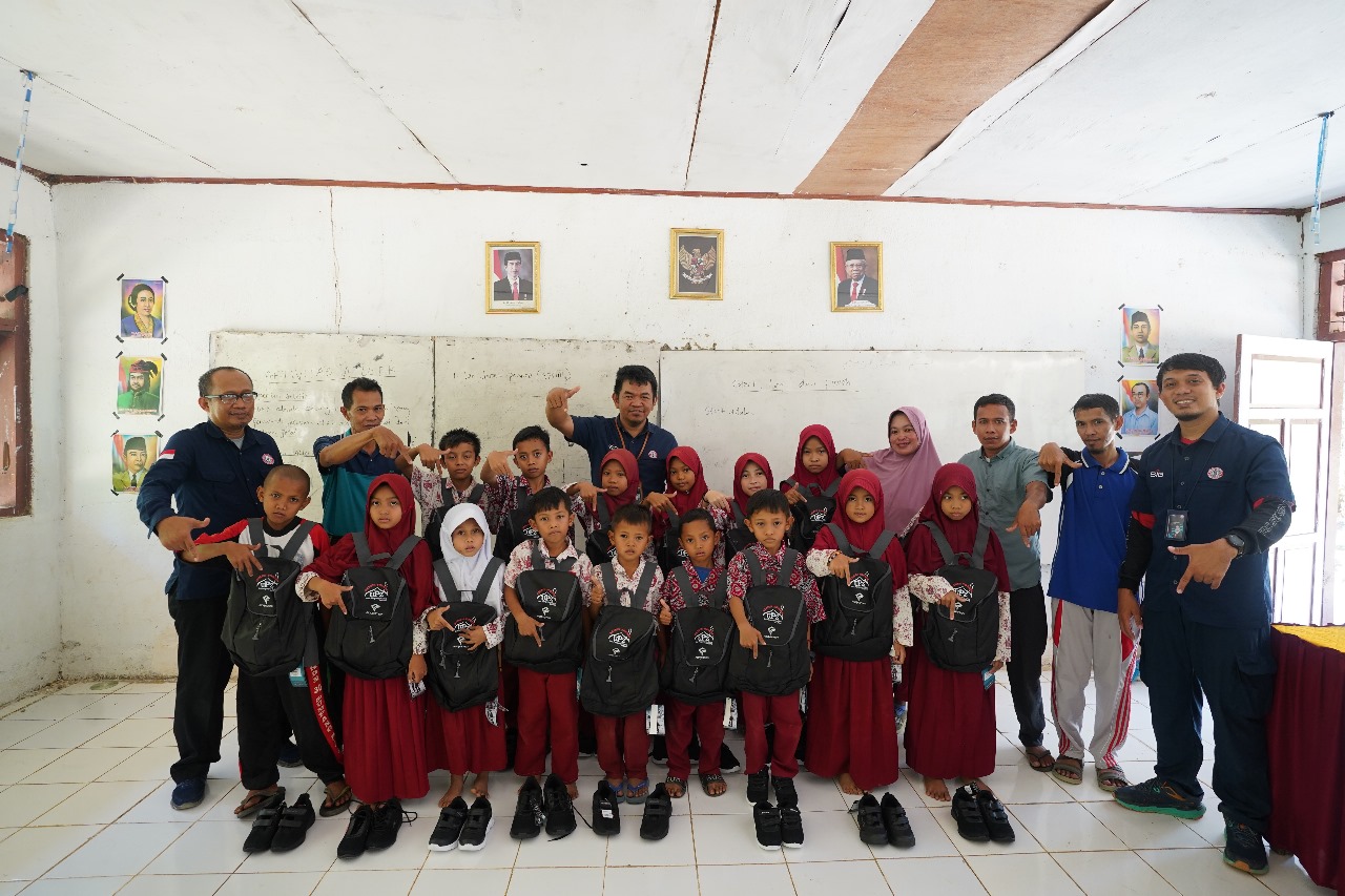 UPZ PT Semen Tonasa Salurkan Bantuan Perlengkapan Sekolah Di Daerah Terpencil