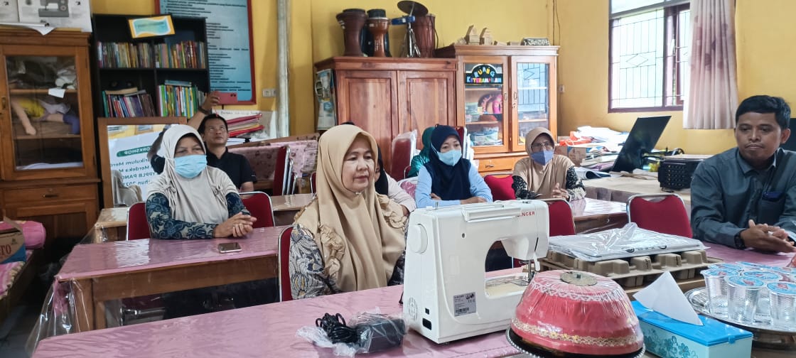 PT Semen Tonasa Serahkan Bantuan Kepada SLB Yayasan Cahaya Mulia Ramah