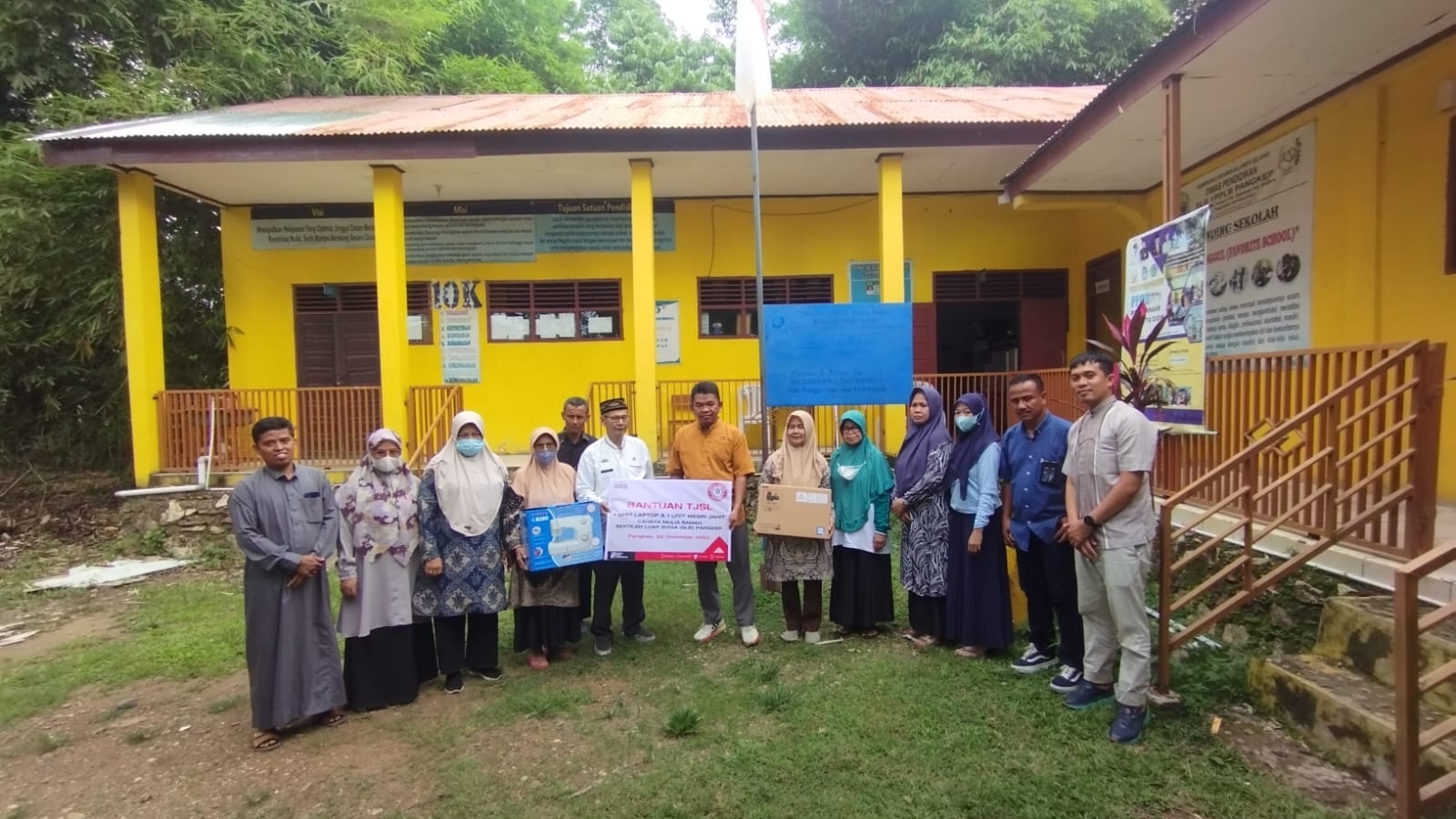 Program TJSL, Semen Tonasa Salurkan Bantuan Mesin Jahit dan Laptop ke Penyandang Disabilitas