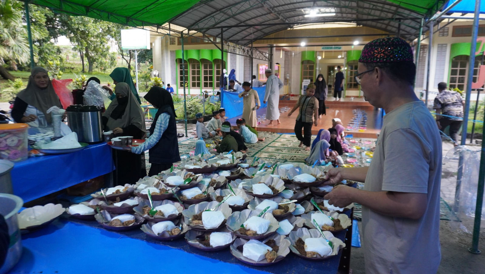 Sebanyak 29.000 Paket Takjil, Dibagikan Pada Kegiatan Syiar Islam PT Semen Tonasa