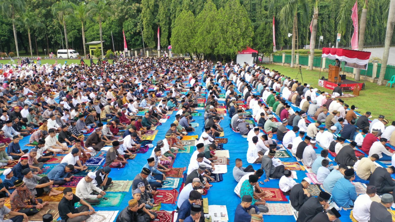 Ratusan Jemaah Padati Halaman Kantor Pusat Semen Tonasa, Guna Laksanakan Shalat Idul Fitri