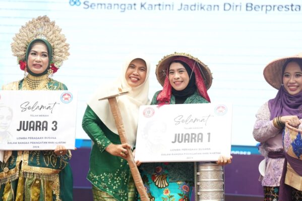 PT SEMEN TONASA meriahkan hari Kartini dengan mengadakan Lomba Fashion show Busana adat khas Sulawesi Selatan