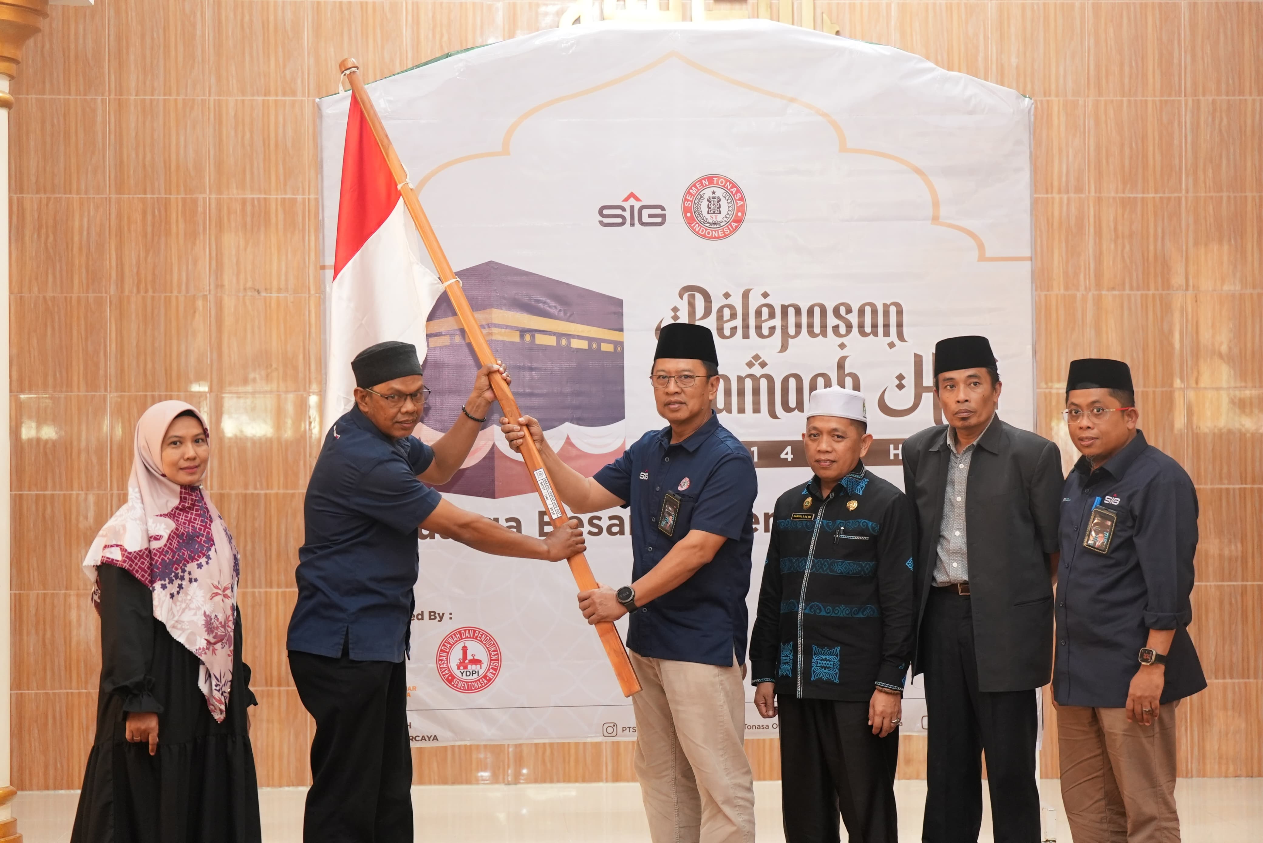 21 Jemaah Calon Haji Keluarga Besar Semen Tonasa Resmi Dilepas