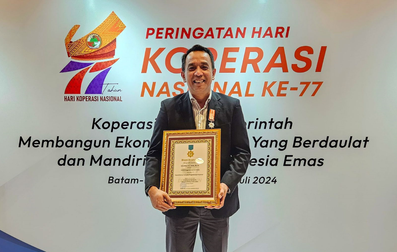 Direktur Utama PT Semen Tonasa, Mendapat Penghargaan Sebagai Tokoh Penggerak Koperasi Madya Tingkat Nasional