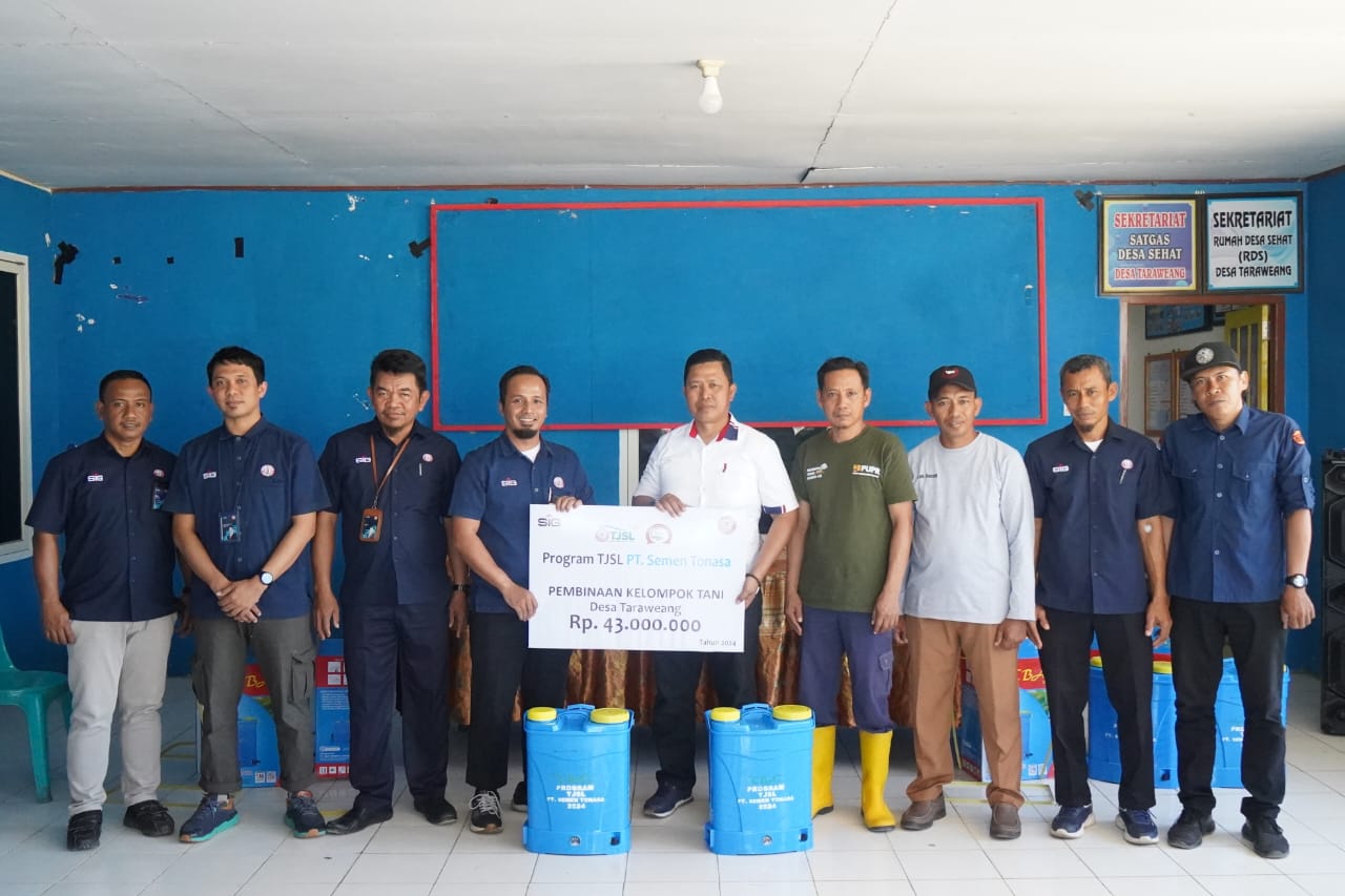 Program Renja PT Semen Tonasa, Serahkan Bantuan Pompa Electric Sparayer Ke Kelompok Tani Desa Taraweang