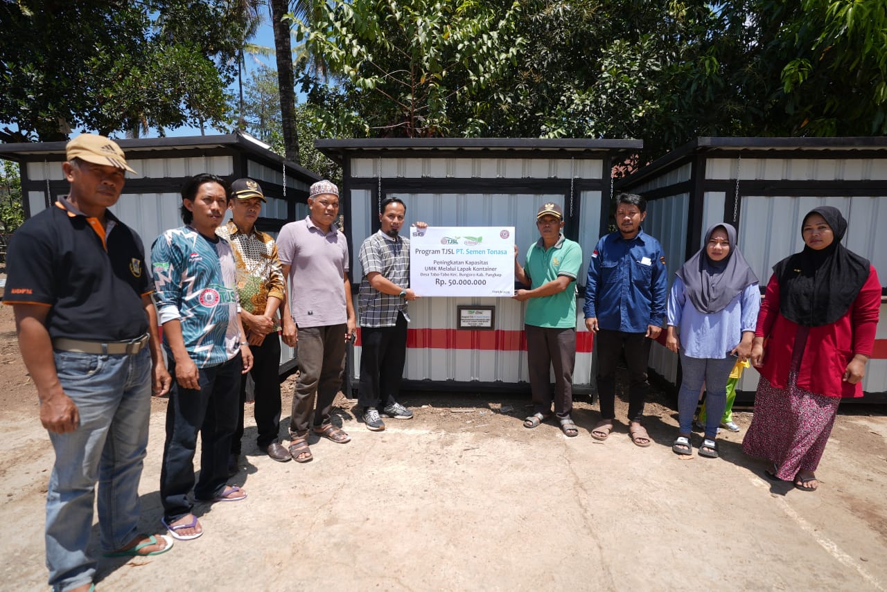 Program Renja PT Semen Tonasa, Serah Terimakan Bantuan Lapak Kontainer dan Mesin Jahit