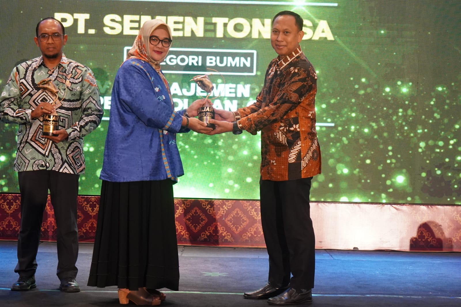 Komitmen Dalam Program Tanggung Jawab Sosial Dan Lingkungan TJSL PT Semen Tonasa Diganjar Penghargaan