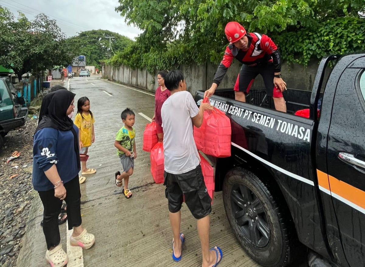 Semen Tonasa Gerak Cepat Terjunkan TRC Evakuasi Korban Banjir dan Bantuan Logistik