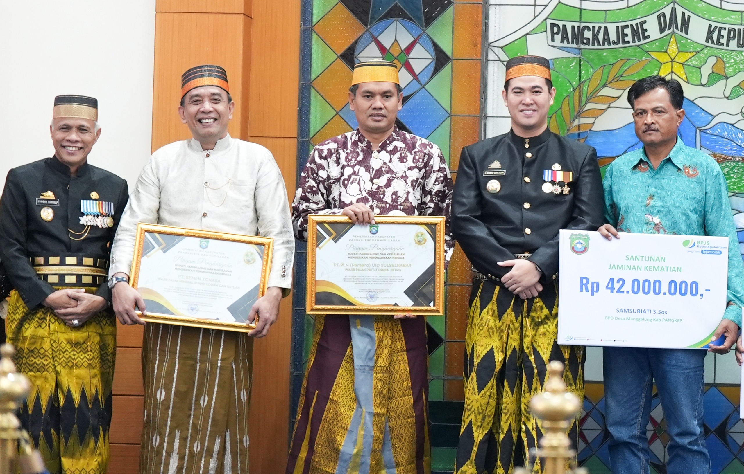 Taat Bayar Pajak PT Semen Tonasa Terima Penghargaan Dari Pemkab Pangkep