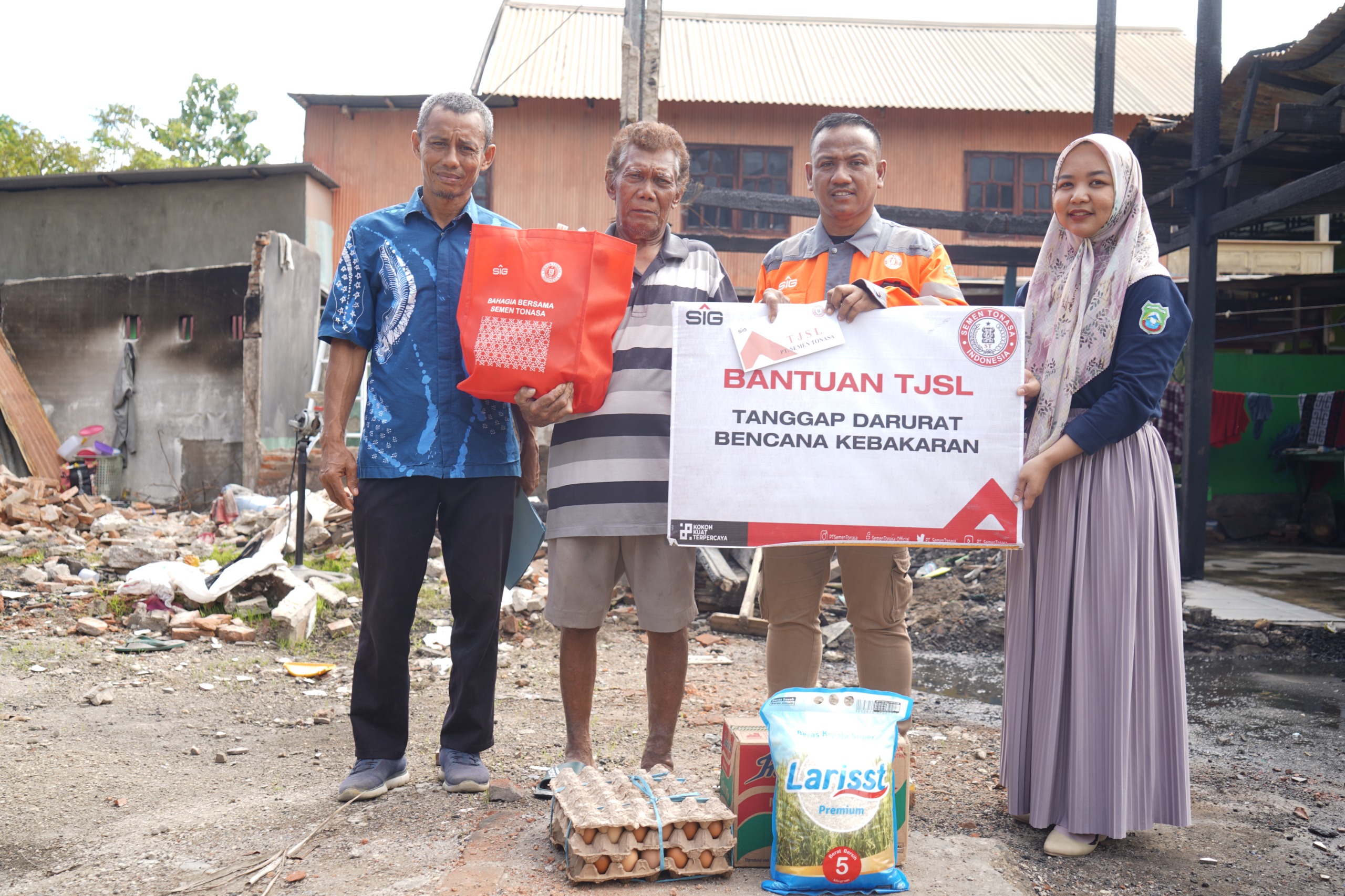 Wujud Kepedulian Perusahaan, PT Semen Tonasa Bantu Warga Terdampak Kebakaran di Desa Biringere