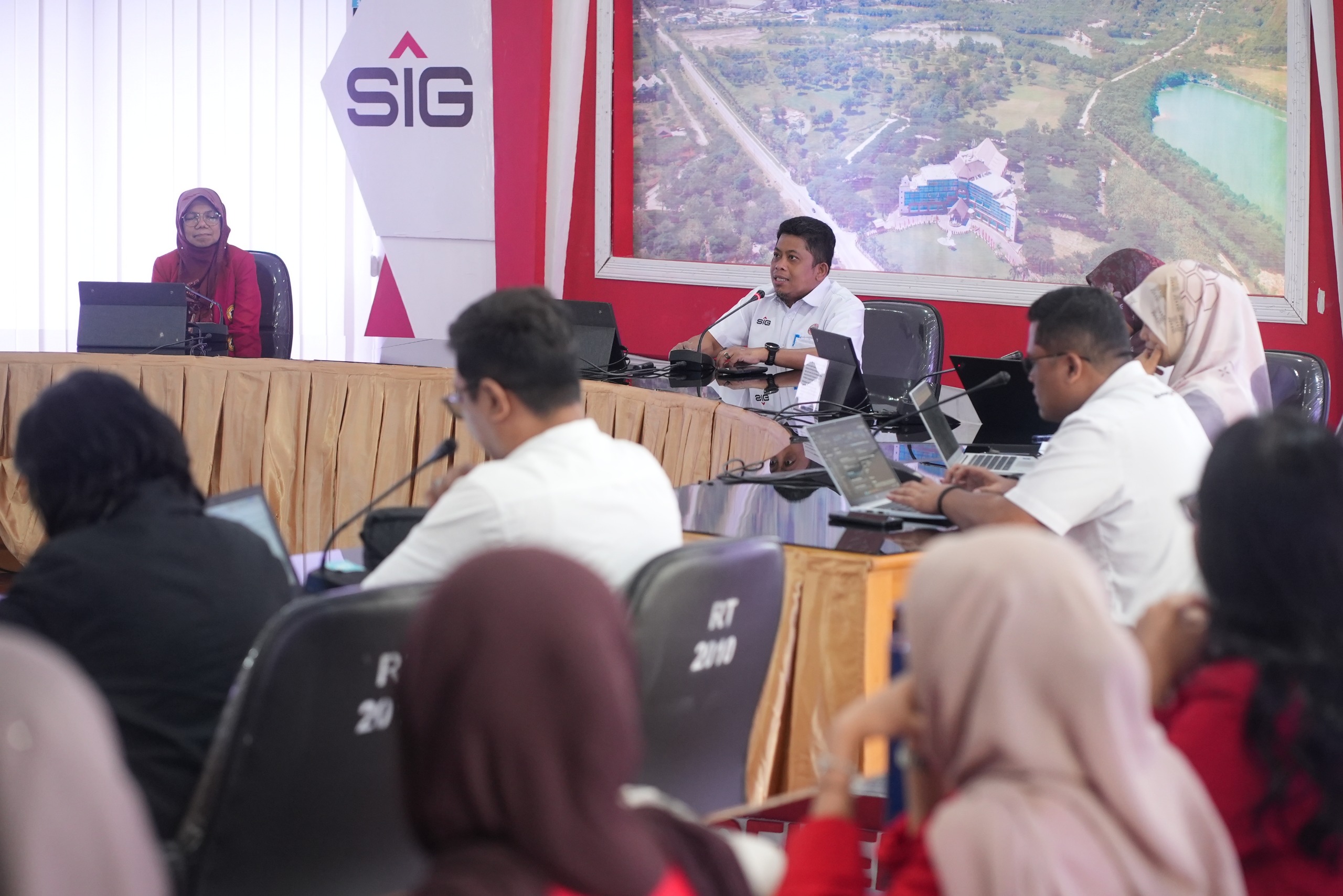 Kunjungan Mahasiswa FEB Unhas ke PT Semen Tonasa, Dirut Tekankan Pentingnya Soft Skill untuk Dunia Industri