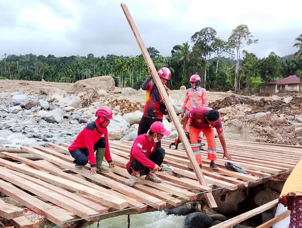PT Semen Tonasa Kerahkan Tim TRC Bantu Penanganan Bencana Banjir di Agam