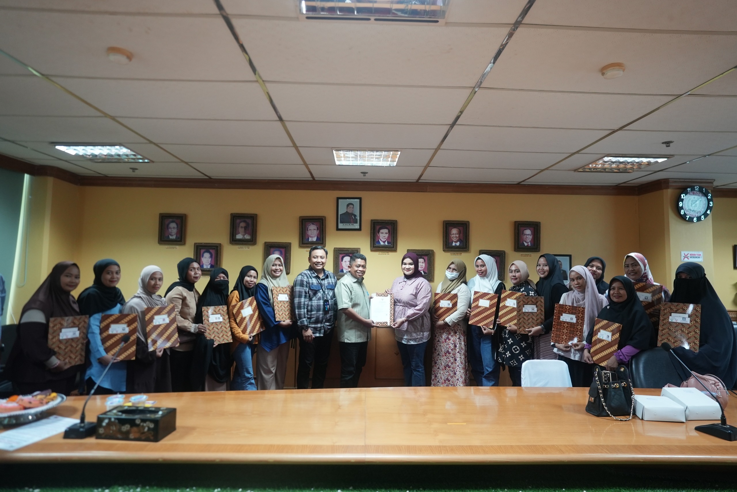 Serahkan Hasil Pendampingan Legalitas, PT Semen Tonasa Dorong UMKM Binaan Naik Kelas