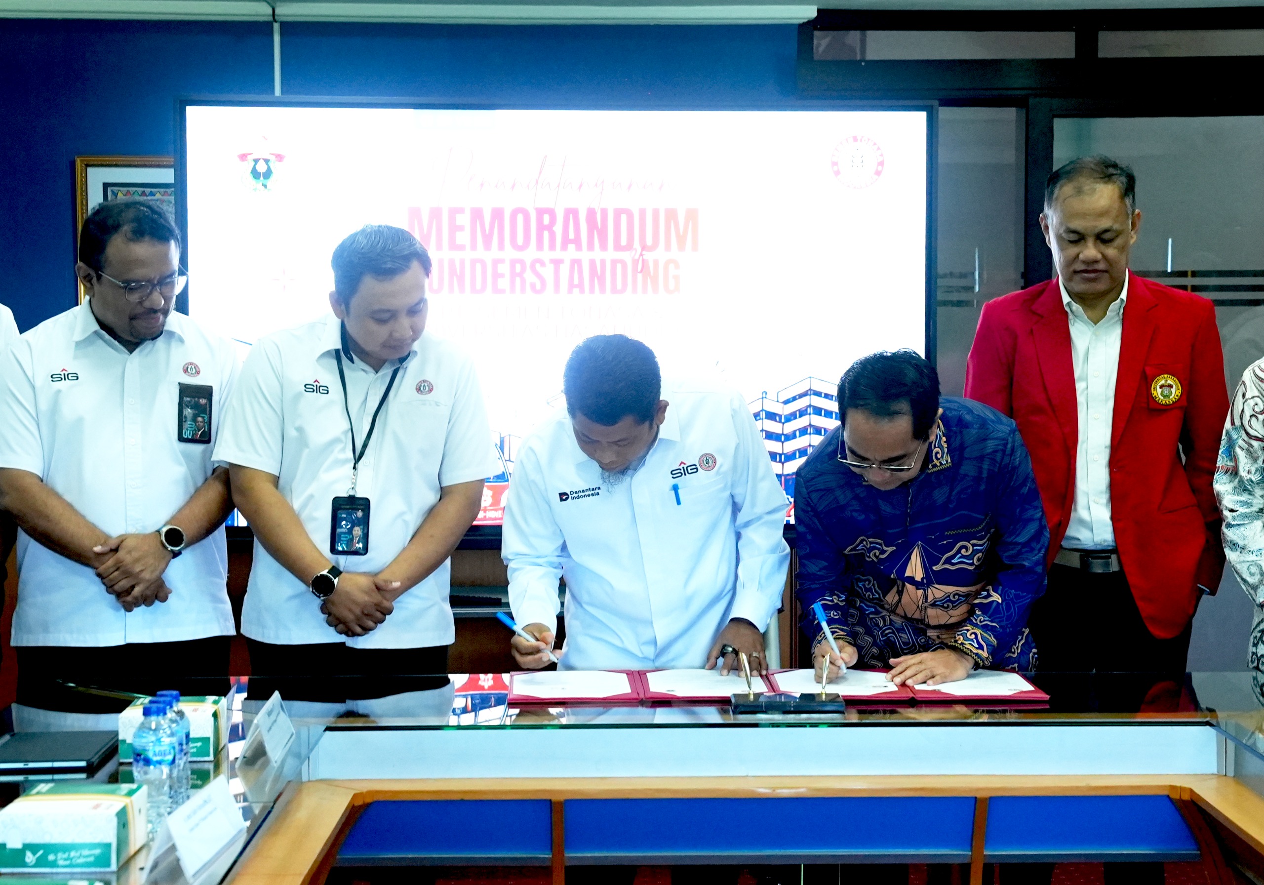 PT Semen Tonasa dan Unhas Perkuat Kolaborasi melalui Penandatanganan MoU