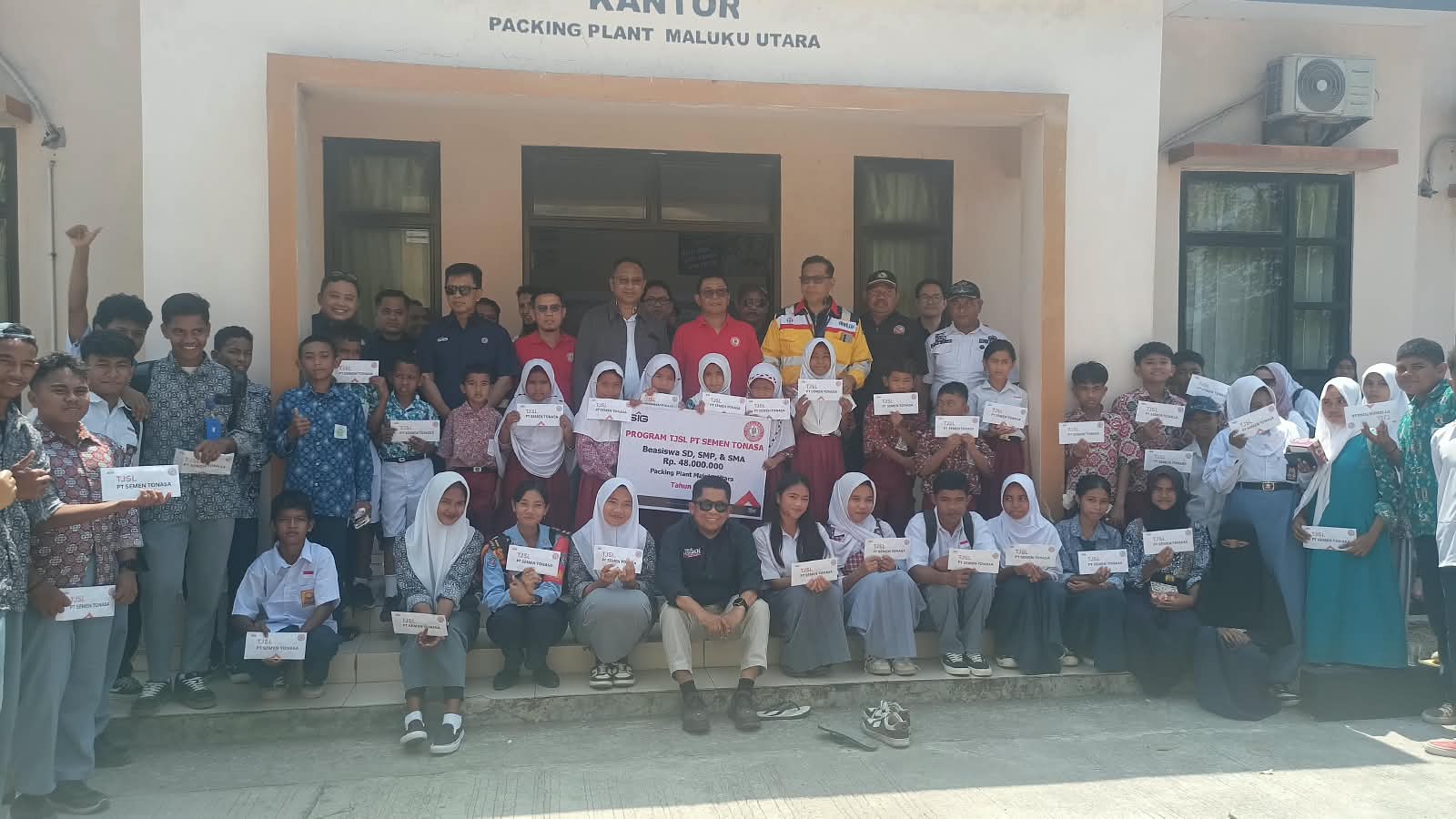 Semen Tonasa Perkuat Komitmen Pendidikan melalui Program Beasiswa di Wilayah Packing Plant